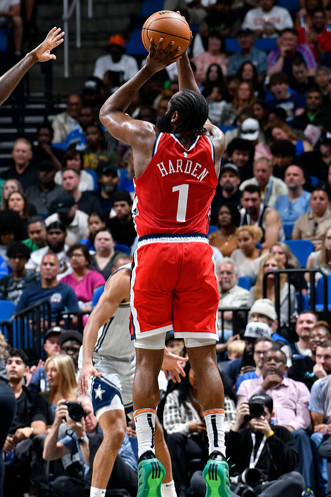 快船力克青岛队,德罗赞点燃赛场 快船力克青岛队,德罗赞点燃赛场