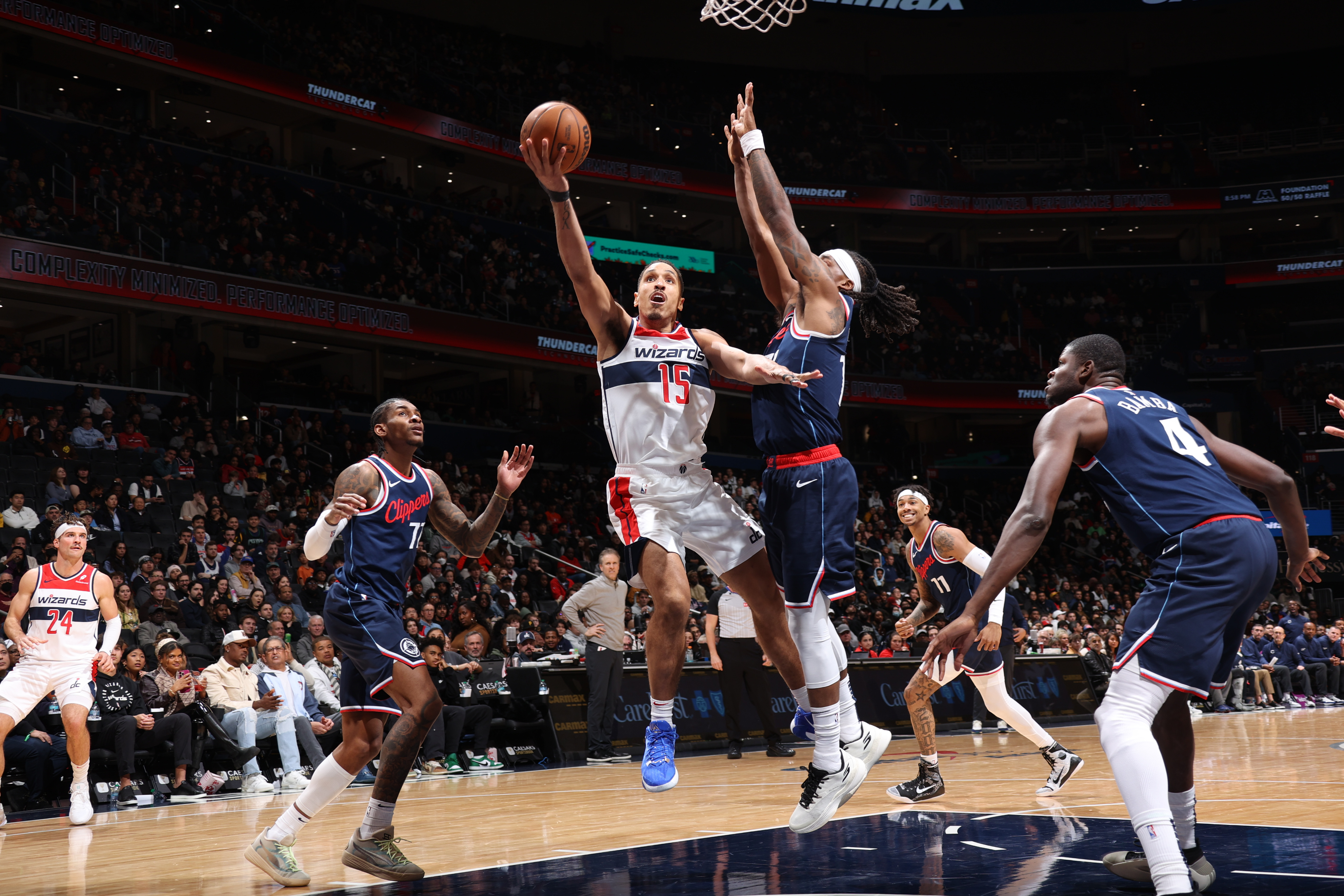 快船力克青岛队,德罗赞点燃赛场 快船力克青岛队,德罗赞点燃赛场