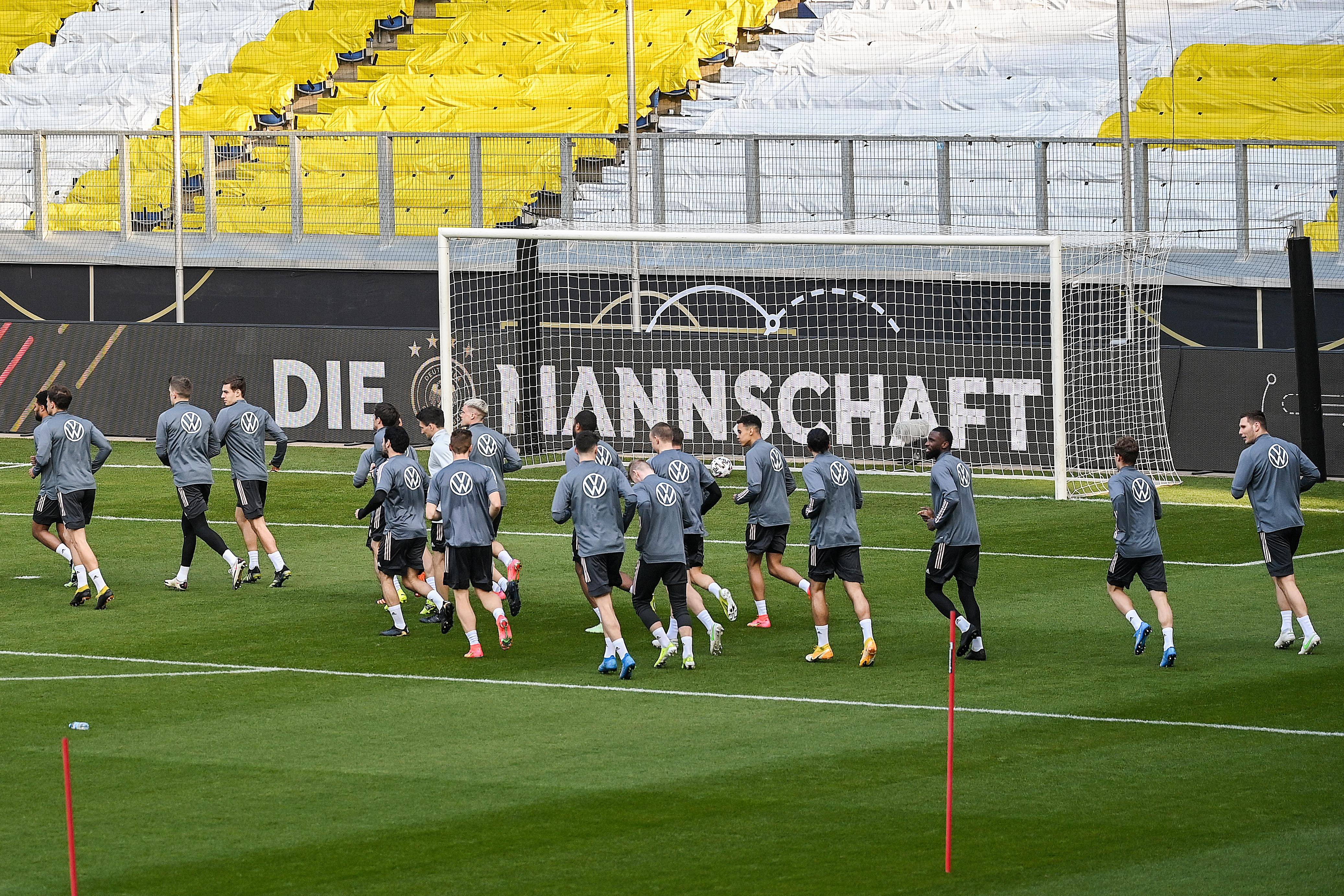 包含德国足球联赛二级别联赛球员备战周末比赛的词条 包含德国足球联赛二级别联赛球员备战周末比赛的词条