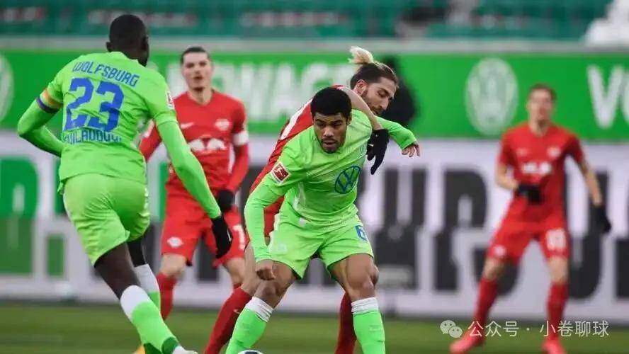 不莱梅球员配合默契，轻松击败对手