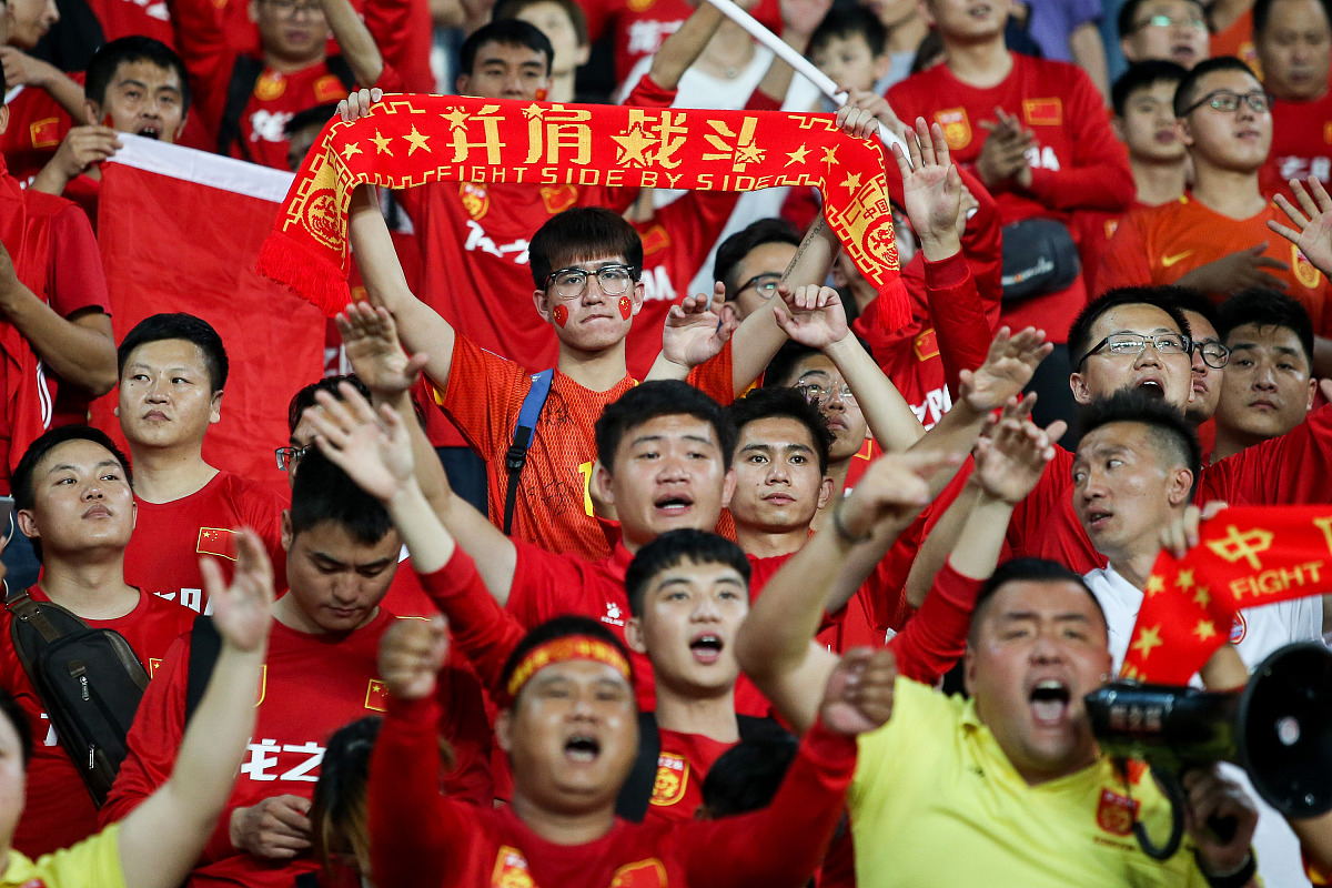 体育比赛场上球队尽显拼搏精神