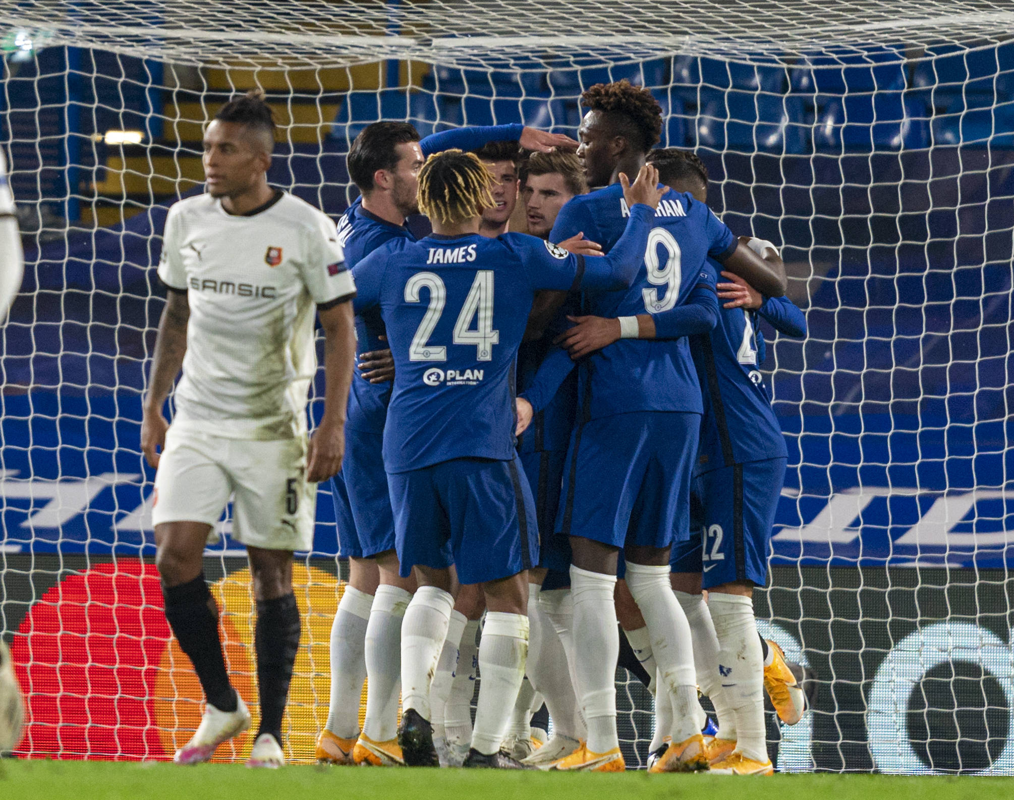 雷恩主场逼平南特，球队排名稳定