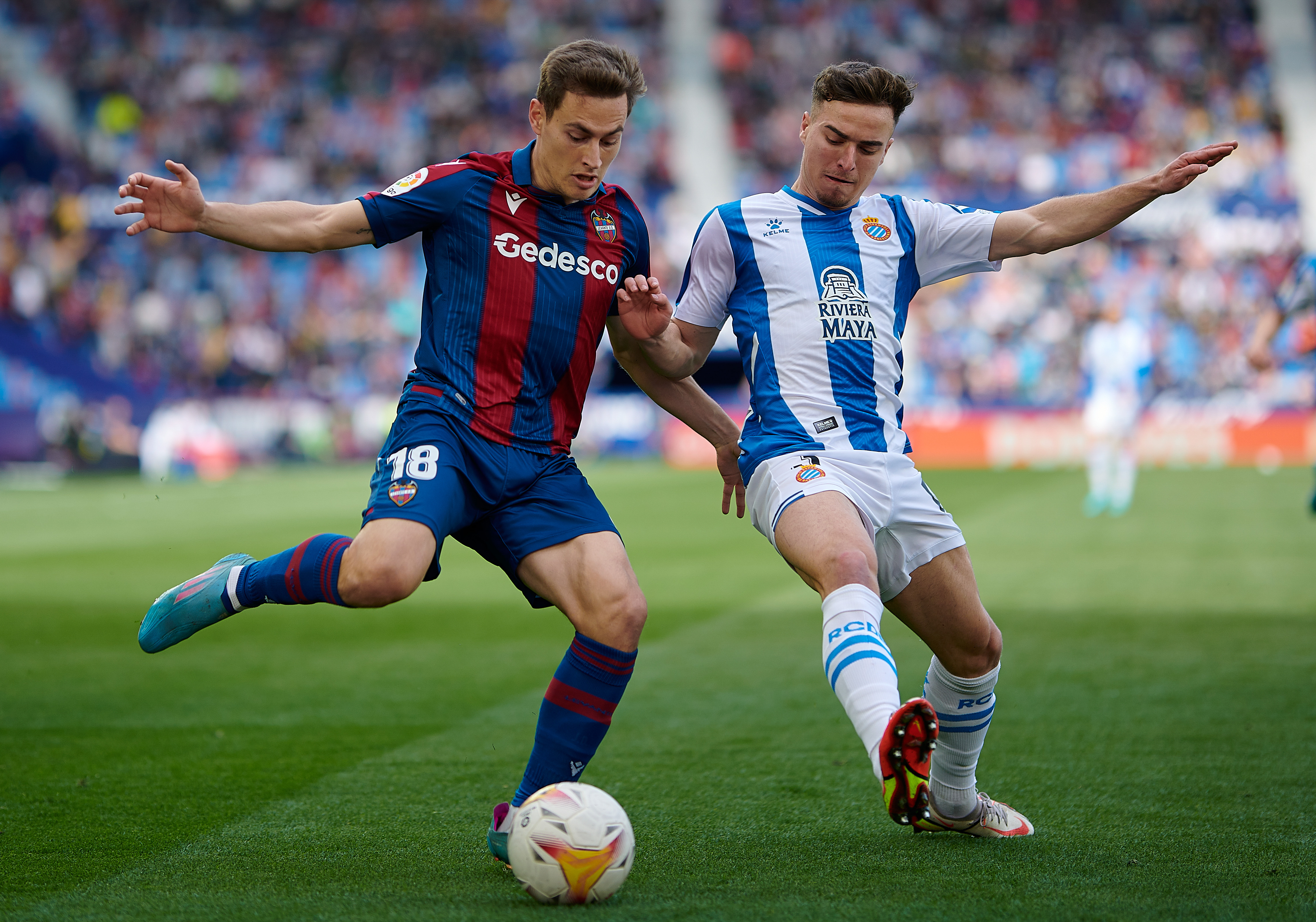 包含西班牙人客场大胜莱万特，领跑积分榜的词条