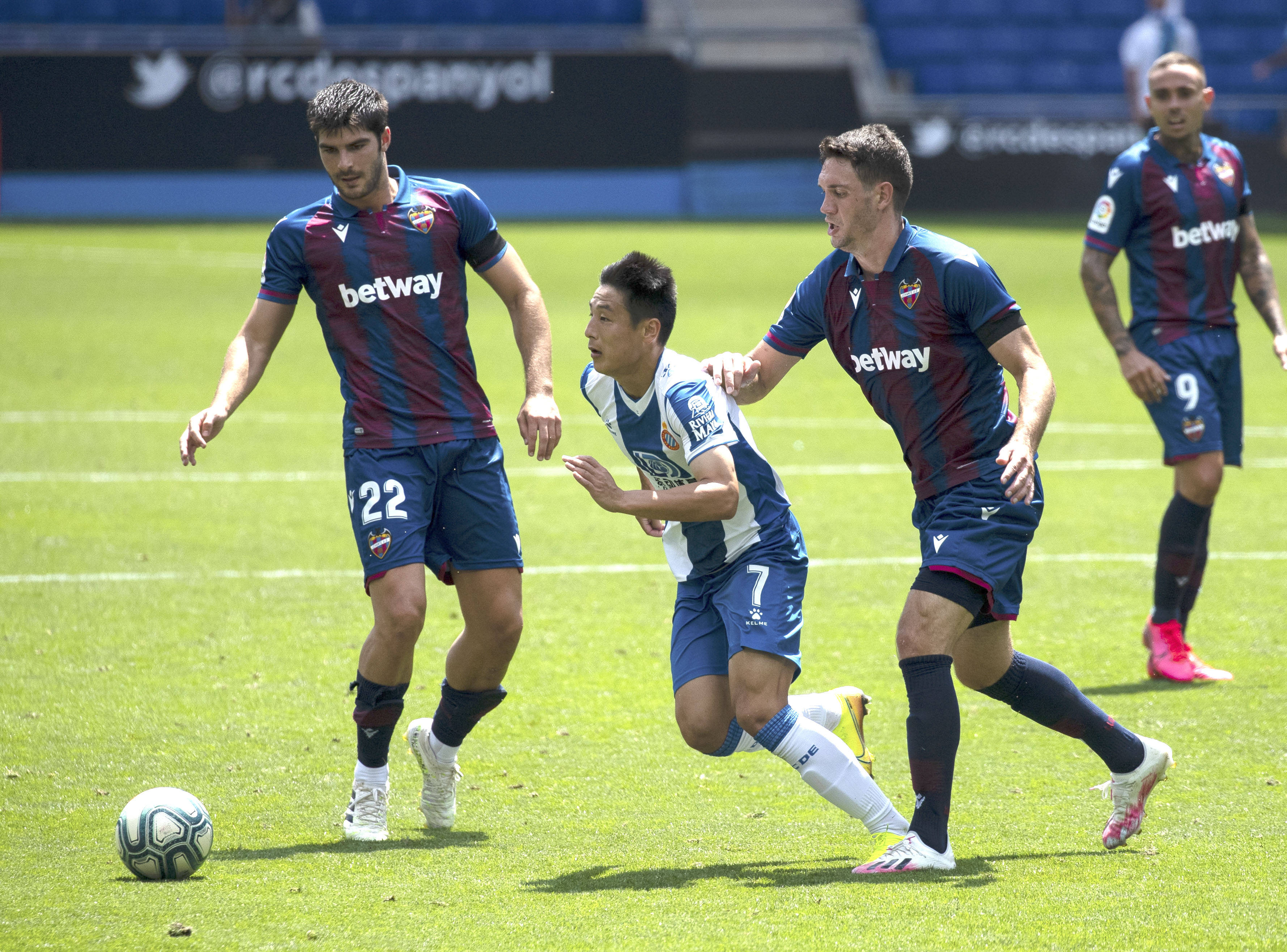 包含西班牙人客场大胜莱万特，领跑积分榜的词条