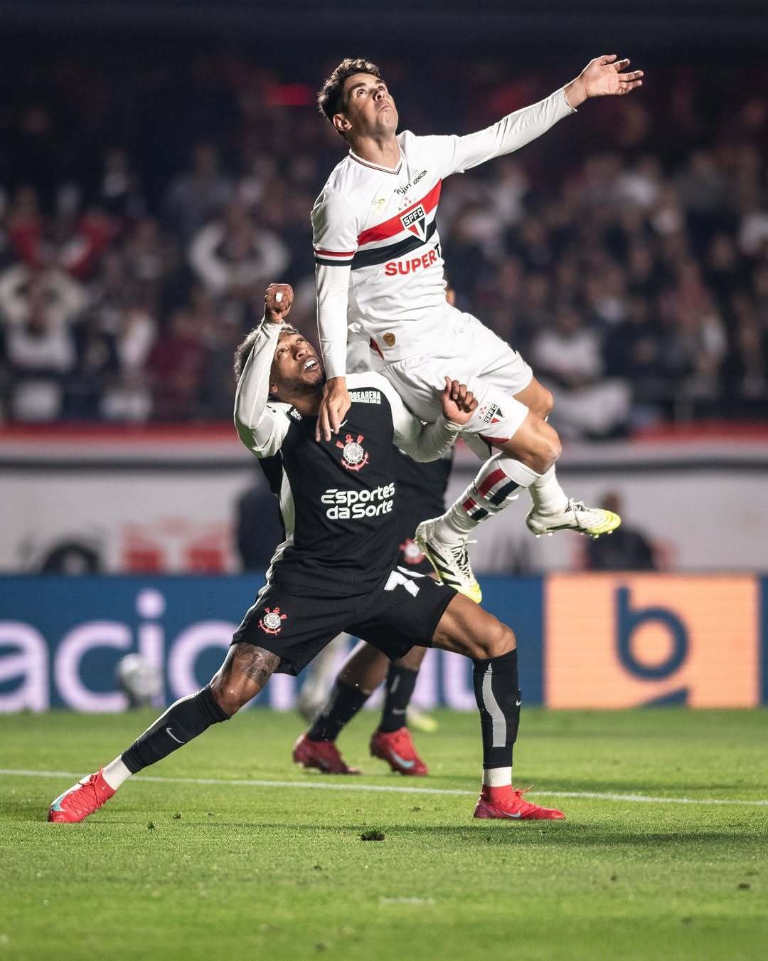 瑞士队主场领先，法卢德射门赢得精彩进球的简单介绍