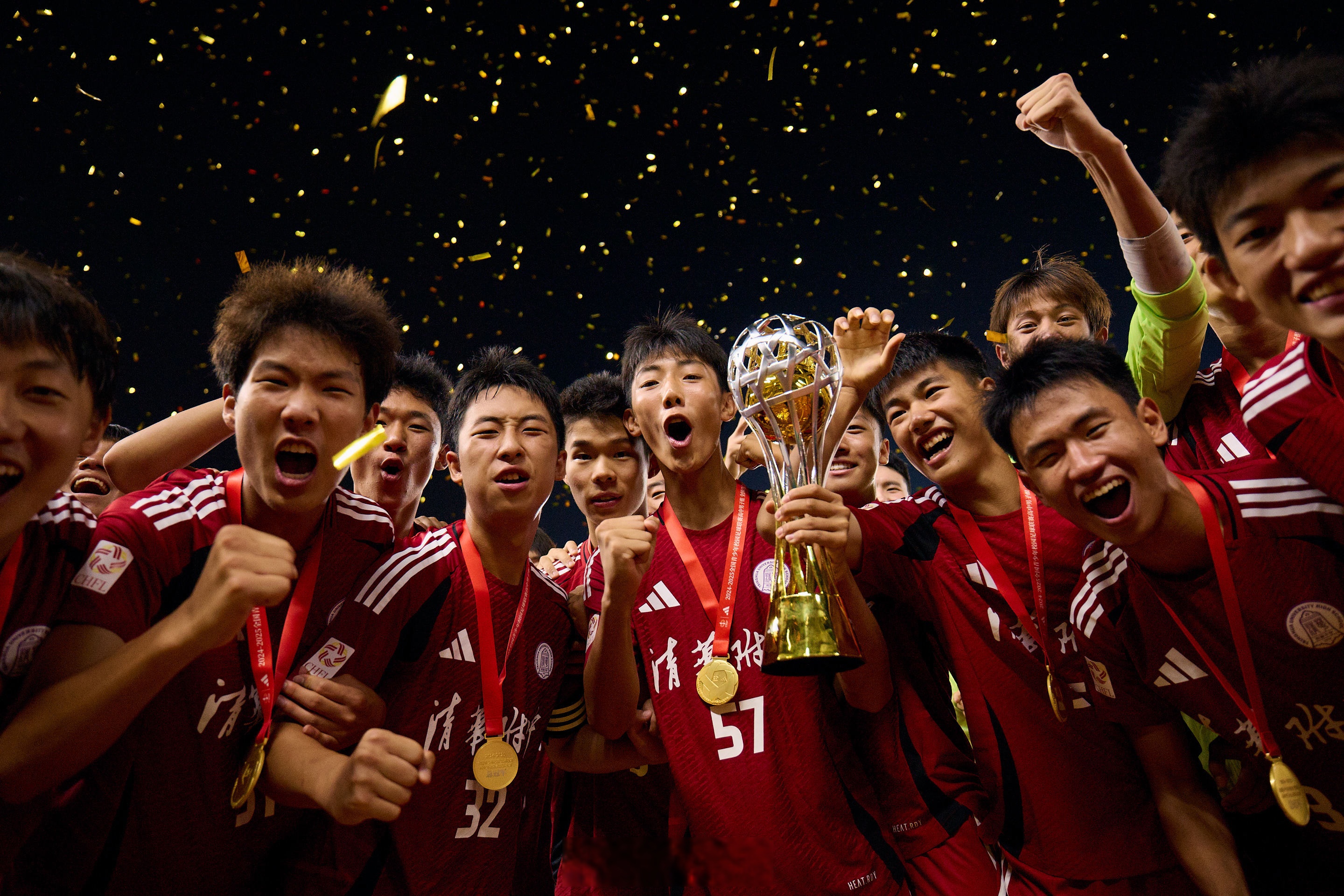 足球巨星在赛场上展现实力，受到赞誉