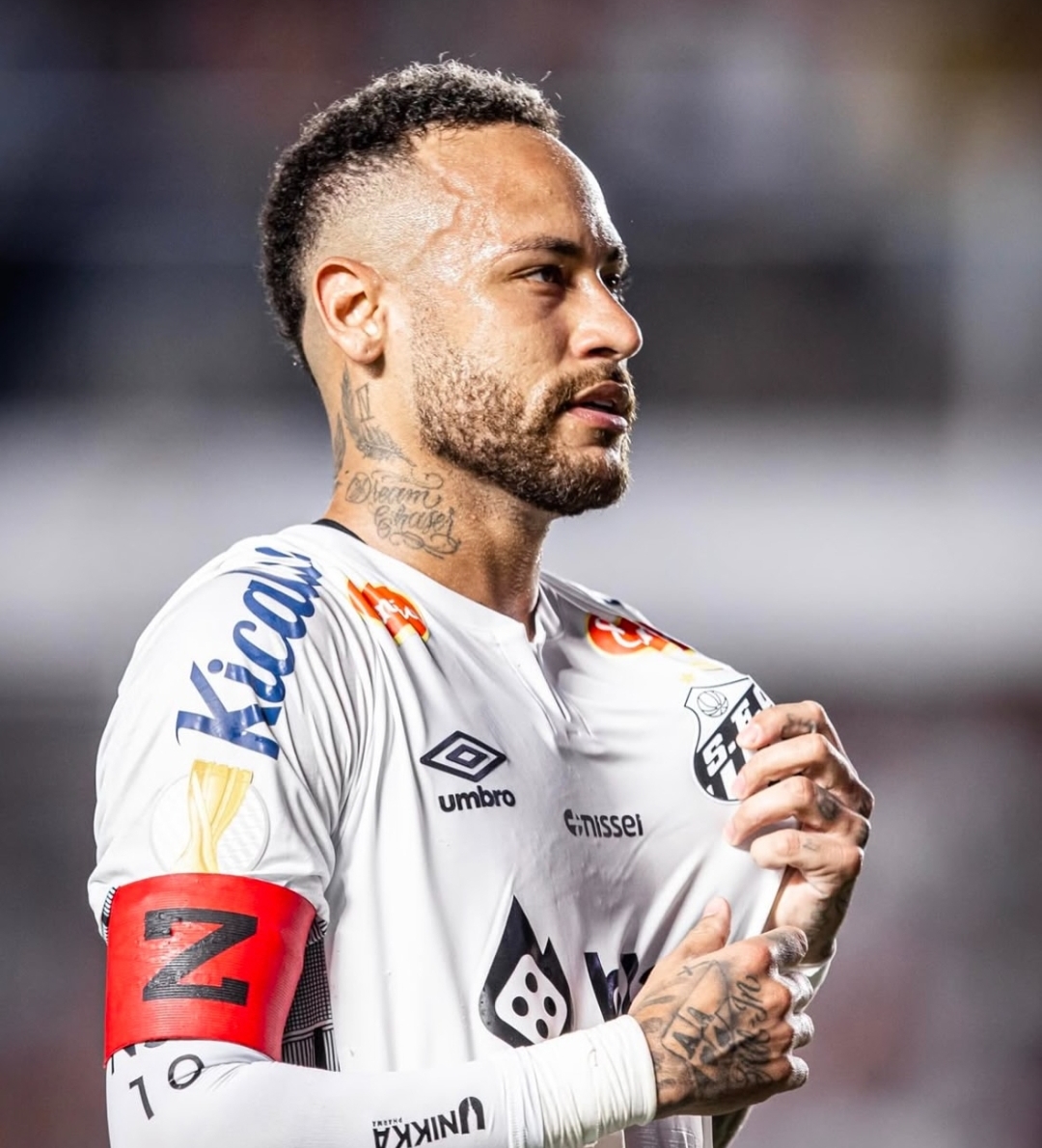 足球巨星在赛场上展现实力，受到赞誉