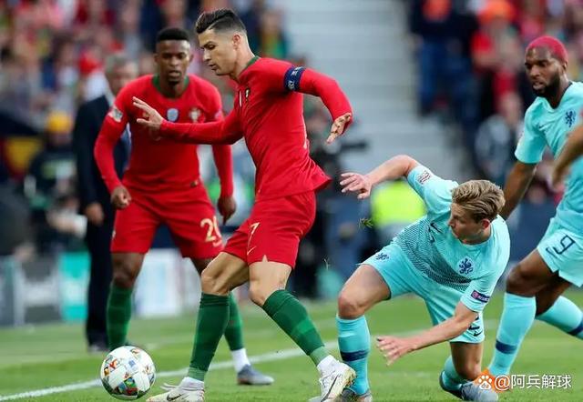 足球场上的争夺：两队实力对决