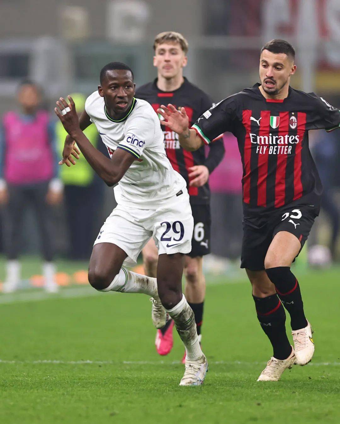 包含雷加利斯主场逼平对手，难分胜负的词条