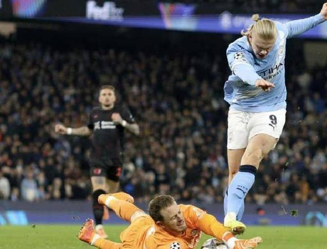 曼城门将神勇扑救，为球队保持不败助力